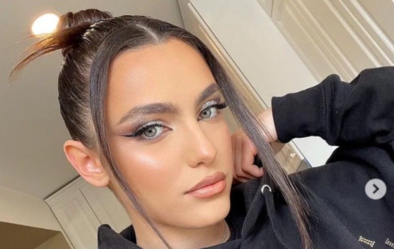 Alexia Eram, într-o ținută sexy de Ziua Femeii. Fiica Andreei Esca a pozat provocator
