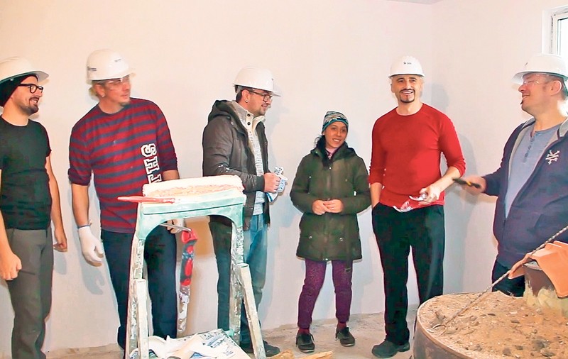 Îi construiesc casa «albinuţele» de la Voltaj
