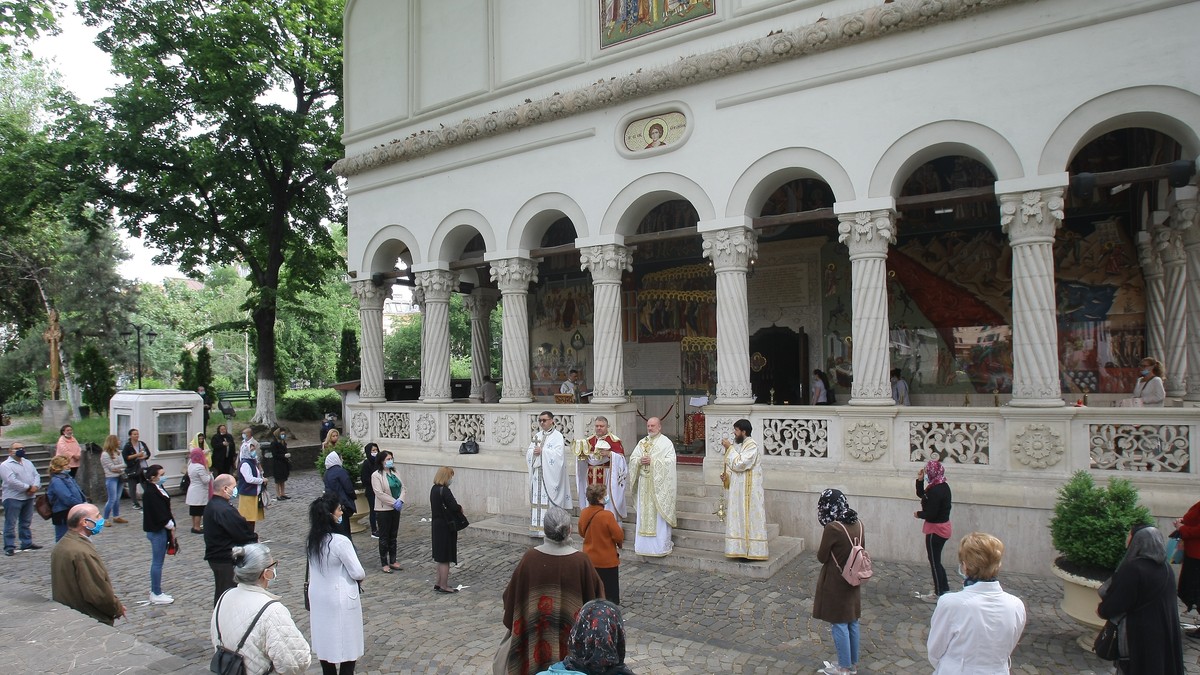 Câte persoane pot participa la nunți în înmormântări oficiate în curtea bisericii