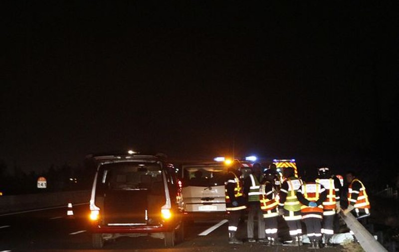 O nouă TRAGEDIE: Patru români şi un algerian au murit într-un accident rutier în Franţa