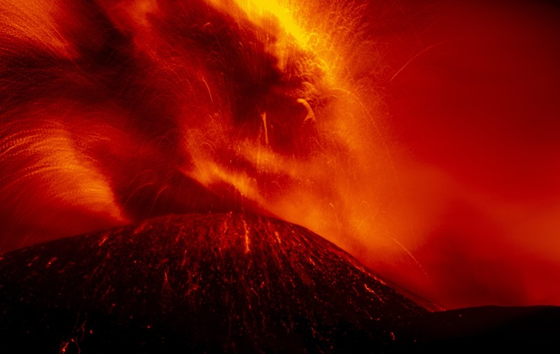 Imagini spectaculoase cu erupția vulcanului Etna. Aeroportul din Catania a fost închis, după ce pista și avioanele au fost acoperite cu cenușă
