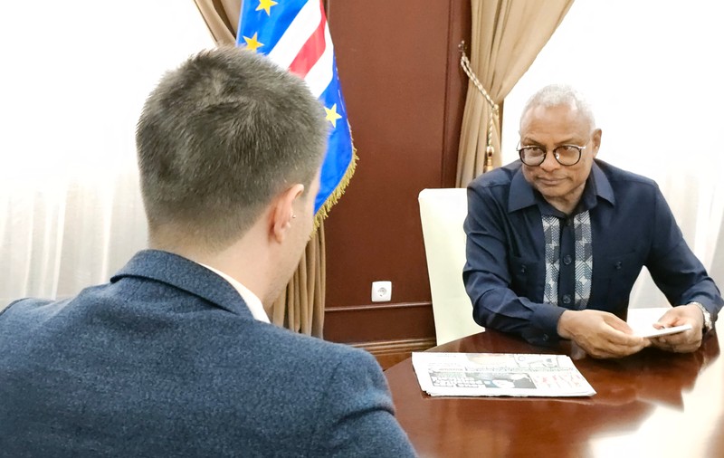 INTERVIU. Întrebat înaintea întâlnirii cu Klaus Iohannis dacă el și-ar face publice cheltuielile cu deplasările la cererea a 40.000 de oameni, José Maria Neves, preşedintele din Capul Verde, a răspuns: „Nu e nevoie de 40.000. Dacă o singură persoană îmi cere ceva, eu sunt obligat să răspund”