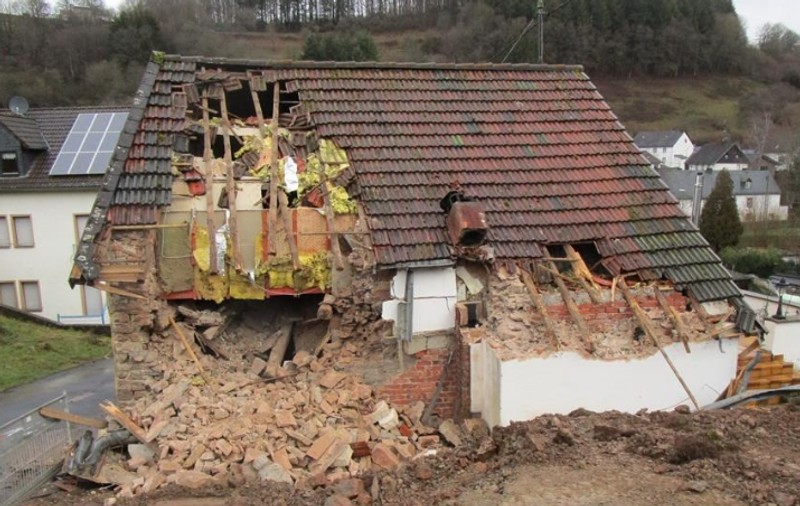 Un german și-a dărâmat casa cu buldozerul, cu tot cu chiriașul rău-platnic în ea