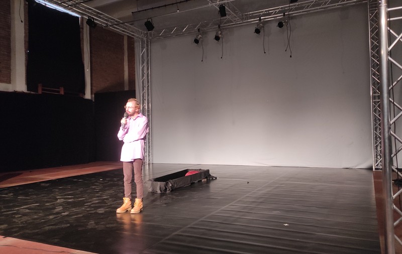 Un dramaturg ucrainean a săpat un mormânt în curtea teatrului din Piatra Neamț, a pus un sicriu pe scenă și îi avertizează pe români: Atenție la „patrioți”!