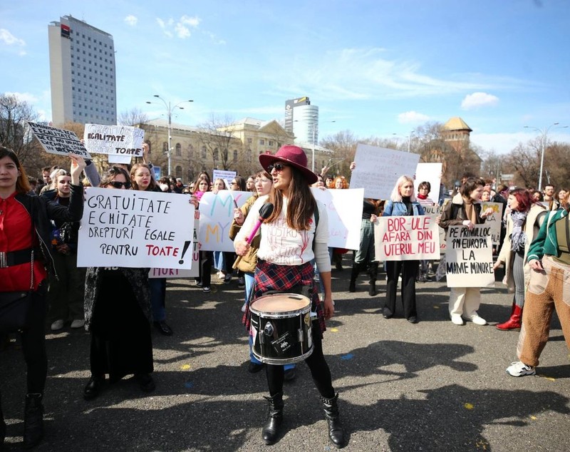 Protest de 8 martie în Piața Victoriei pentru drepturile reproductive ale femeilor. „Uterul nostru nu e profitul vostru!”