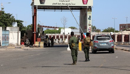 Soldați înarmați în zona aeroportului Aden | Foto: EPA-EFE/NAJEEB ALMAHBOOBI