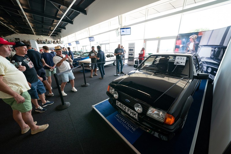 Ford Escort RS Turbo Serie 1, condusă de prințesa Diana, s-a vândut sâmbătă la licitație pentru 650.000 de lire sterline (circa 766.000 de euro). Foto: Profimedia