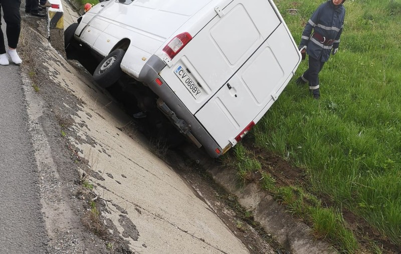 Un microbuz a ajuns în șanț în județul Cluj. Patru persoane au fost rănite