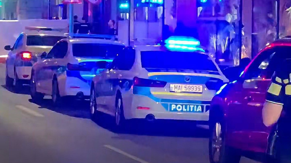 mai multe masini de politie cu luminile pornite sunt prezente la locul unui accident auto mortal din brasov