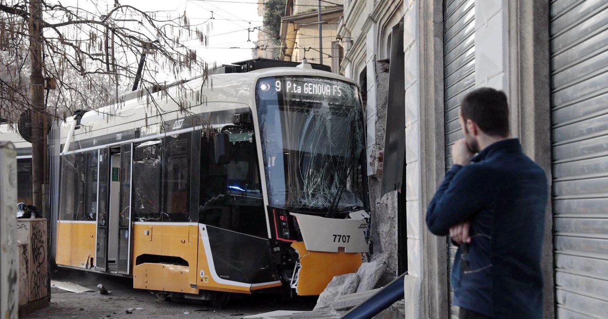 Tramvaiul 9 este distrus în urma impactului cu clădirea.