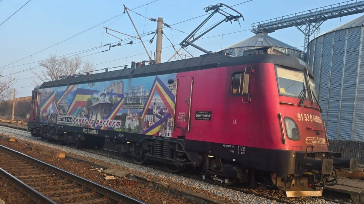 o locomotivă staționează pe calea ferată
