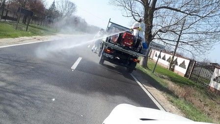 Substanțe dezinfectante împrăștiate pe drumurile din satul Grozăvești