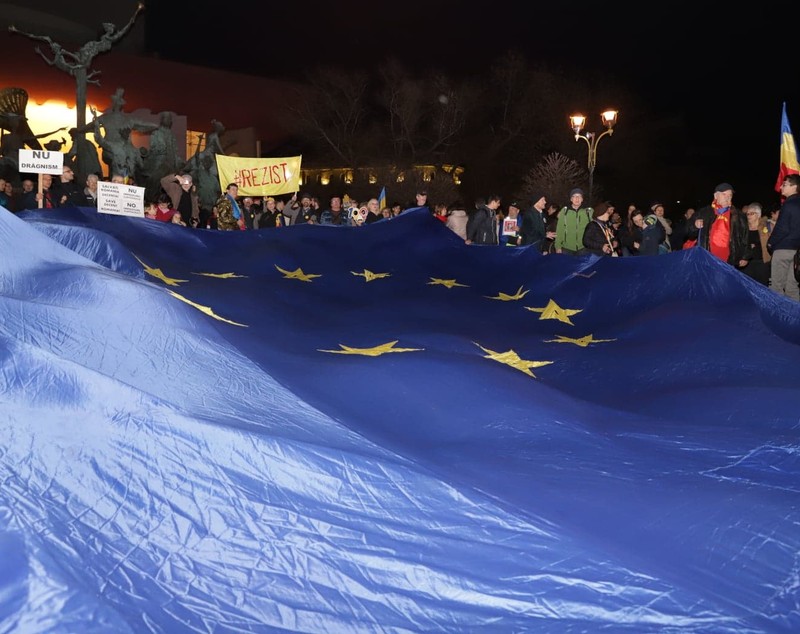 FOTO&VIDEO/ Sute de oameni au protestat sâmbătă seară în Piața Universității. Tudor Chirilă și regizorul Stere Gulea, printre protestatari