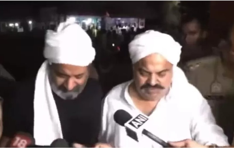 Un fost politician indian și fratele său au fost uciși în direct. Asasinii, deghizați în jurnaliști