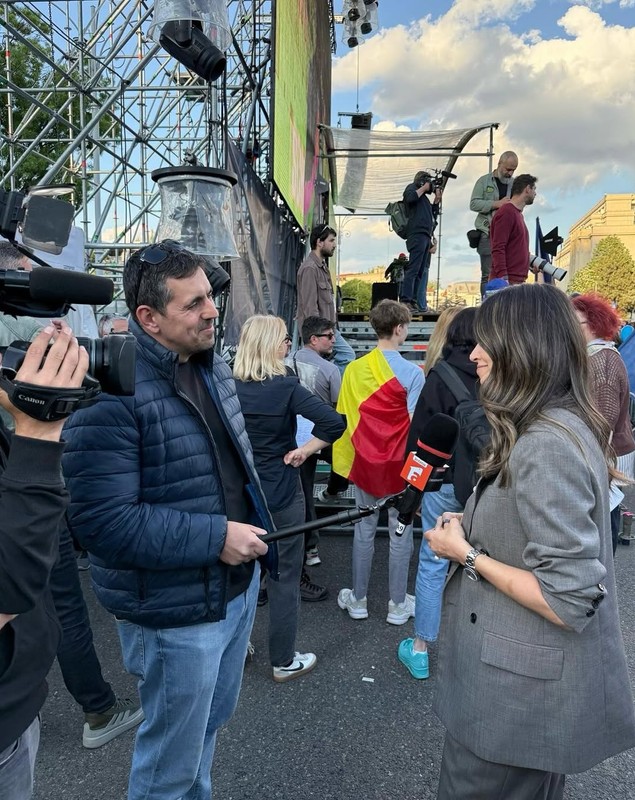 Mesajul transmis de Andreea Raicu la mitingul „România în lumină”: „Ca femeie, am fost învățată să tac”. Vedeta l-a îmbrățișat pe Nicușor Dan