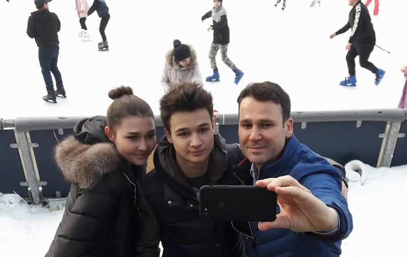 Robert Negoiță, la patinoar, "spectacol" pentru viitorii votanți: a venit, s-a pozat, a plecat!