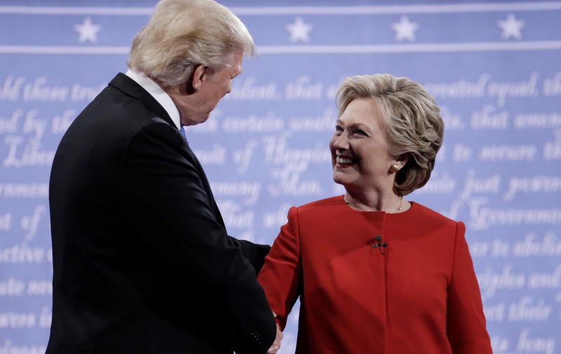 Hillary Clinton “s-a antrenat” pentru a evita o îmbrățișare a lui Donald Trump