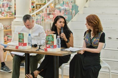 Romanul de debut al Tarei Menon, „Sub apă”, este o poveste despre prietenie, doliu și pierdere. Sursa foto: Editura Litera