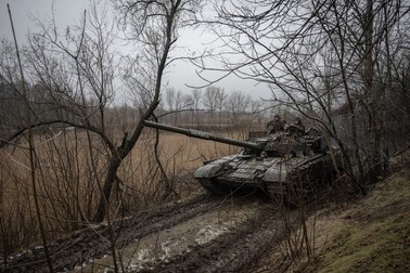 Forțele terestre rusești vor trebui să se confrunte cu rasputița, perioada în care drumurile de pământ devin impracticabile din cauza ploilor, Foto: Profimedia Images