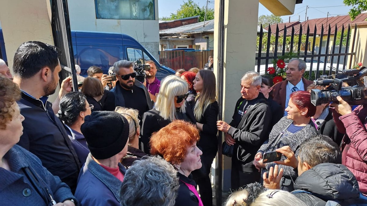 Cătălin Boteazu și Raluca Bădulescu îl conduc pe ultimul drum pe Răzvan Ciobanu. Cum s-a îmbrăcat fosta lui colegă de la Bravo, ai stil | VIDEO