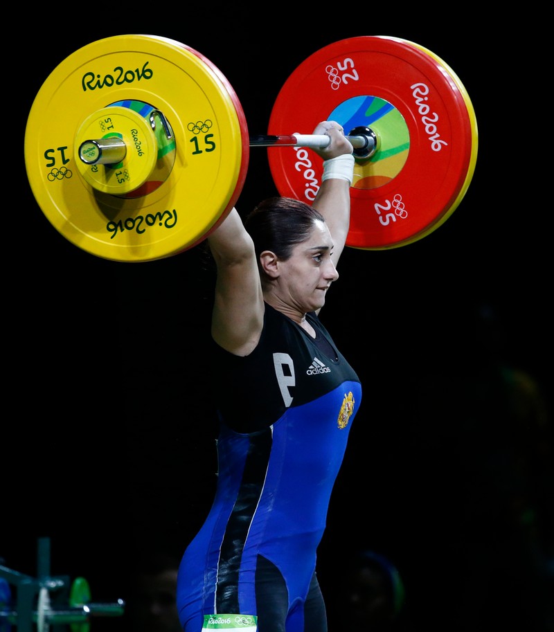 epa05471396 Florina-Sorina Hulpan of Romania in her first attempt during the women's 48kg category of the Rio 2016 Olympic Games Weightlifting events at the Riocentro in Rio de Janeiro, Brazil, 10 August 2016. EPA/Larry W Smith