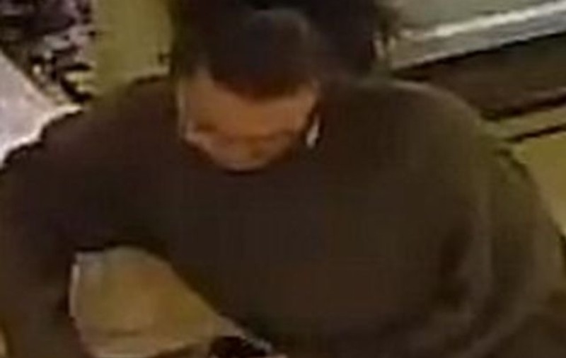 Gestul penibil al unei femei, la priveghiul unei bătrâne. I-a furat inelul fără să ştie că e filmată | VIDEO