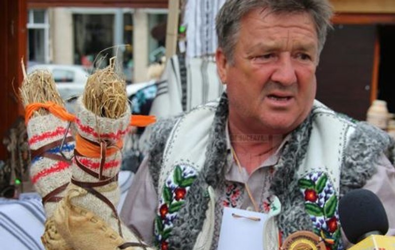 Meșterul din Botoșani care încă mai face opinci din piele de porc și măști populare. „Mă rog de oameni să le tai eu porcul gratuit”