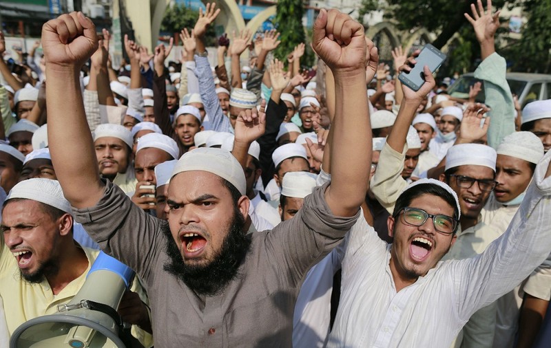 Un bărbat din Bangladesh a fost incendiat de o mulțime furioasă, pentru că ar fi arătat lipsă de respect față de Coran