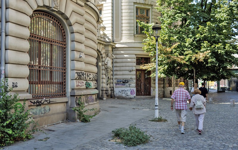 Curățarea Centrului Istoric a început, dar nu se vede. Cea mai profitabilă zonă turistică din București arată deplorabil