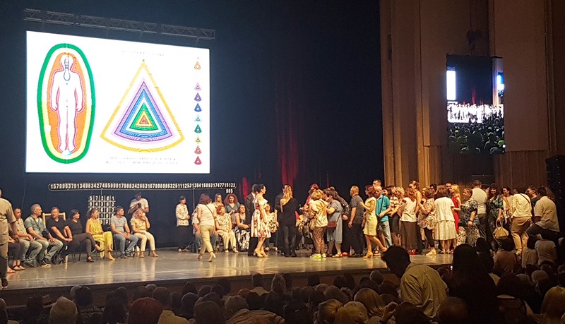 Ignatenko a umplut scena de spectatori dornici să afle cum se pot vindeca singuri