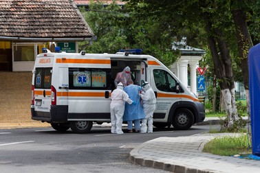 Serviciile de ambulanţă şi SMURD nu fac față să ducă bolnavii pe rând la spital | Foto: Inquam Photos / Cornel Putan