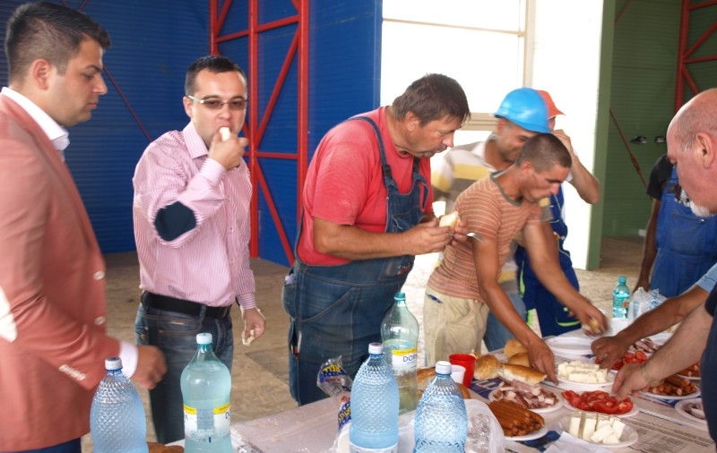 Un apropiat al lui Ponta mănâncă pe şantier cu romii