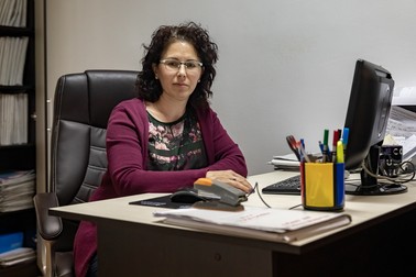 Asistenta socială din Ungra, Alina Bucur, spune că părinţii fetiţelor primeau ajutor social şi alocaţie suplimentară