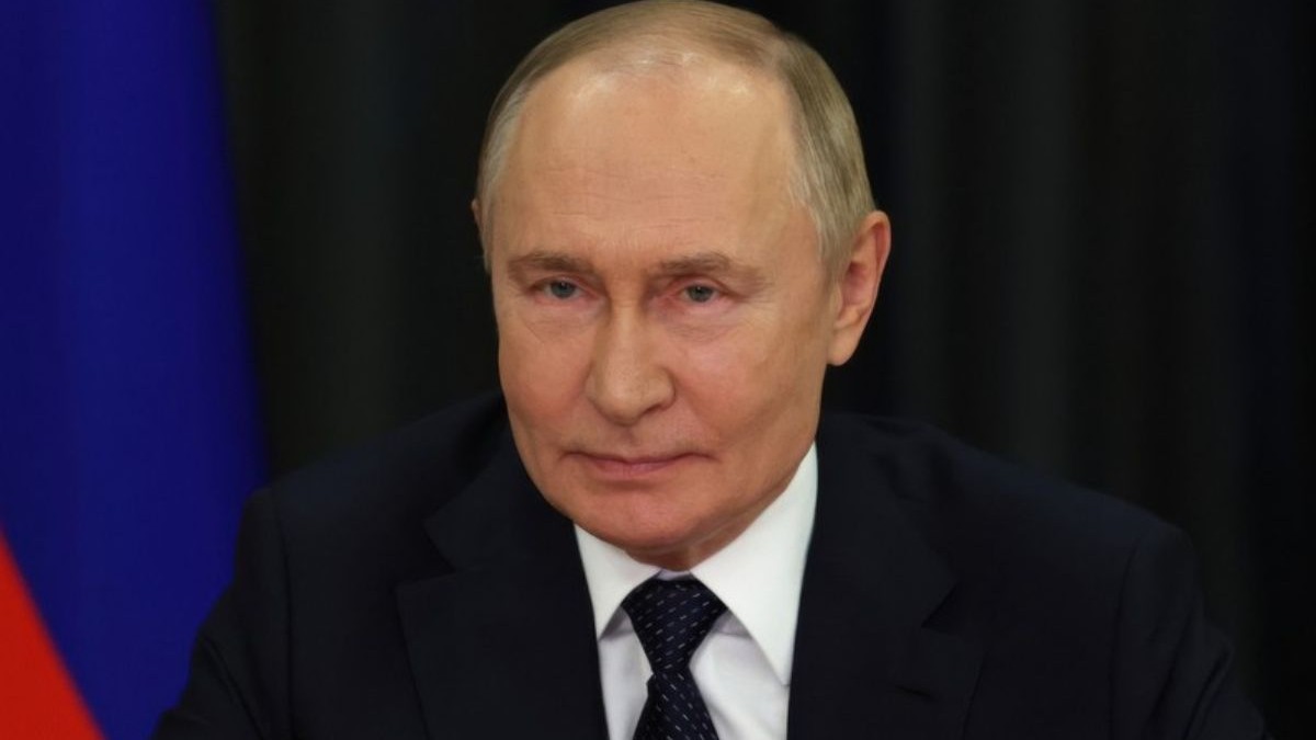 Prim plan Vladimir Putin, zambind usor