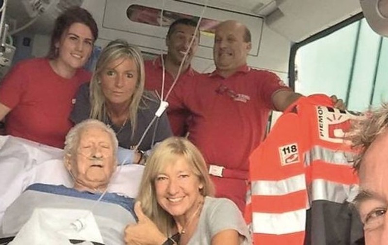 Un bătrân care se afla în ambulanță le-a cerut medicilor să-i îndeplinească o ultimă dorință, iar aceștia l-au ajutat. Povestea s-a viralizat imediat