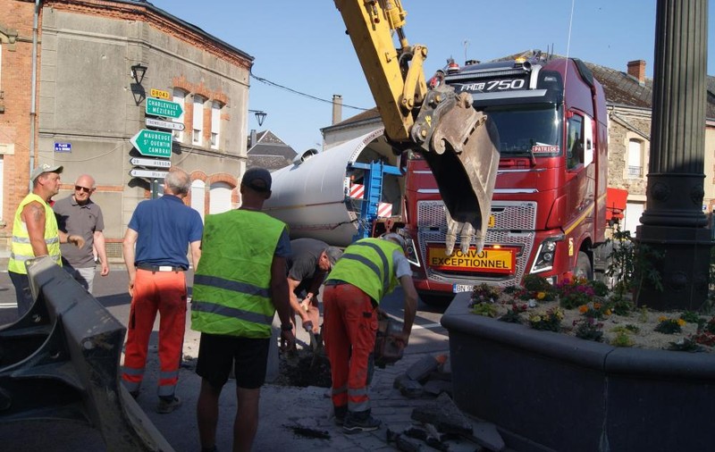Un șofer român a blocat un sat din Franța, cu camionul convoi excepțional. Ca să treacă el, a fost demolată fântâna din centru