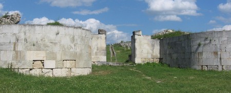 Cetatea Tropaeum Traiani de la Adamclisi nu trebuie ratată, dacă ajungeți în zonă. E parte a istoriei noastre