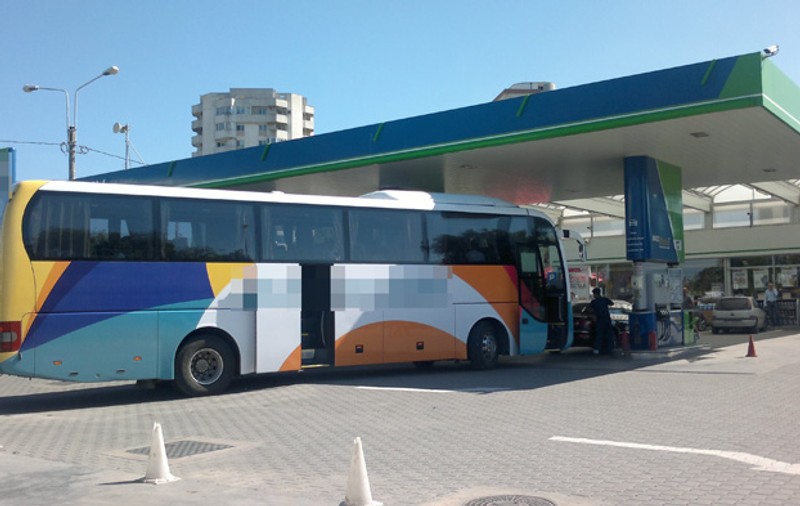 Hoţii de pe litoral au lansat un nou ”sport de vară”: ciordesc motorina din autocare cu hidroforul!