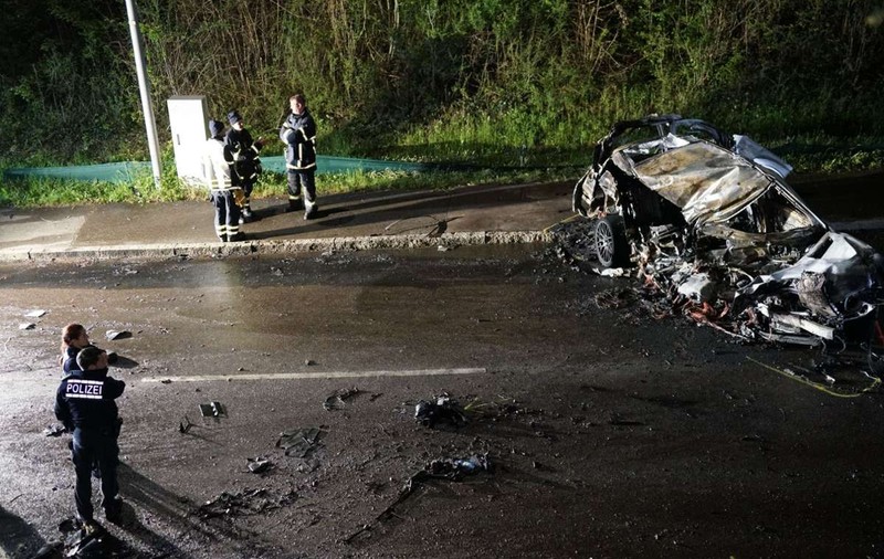 Pasagerul din dreapta unui Mercedes AMG a fost aruncat cu tot cu scaun din mașină, într-un accident de groază, în Germania