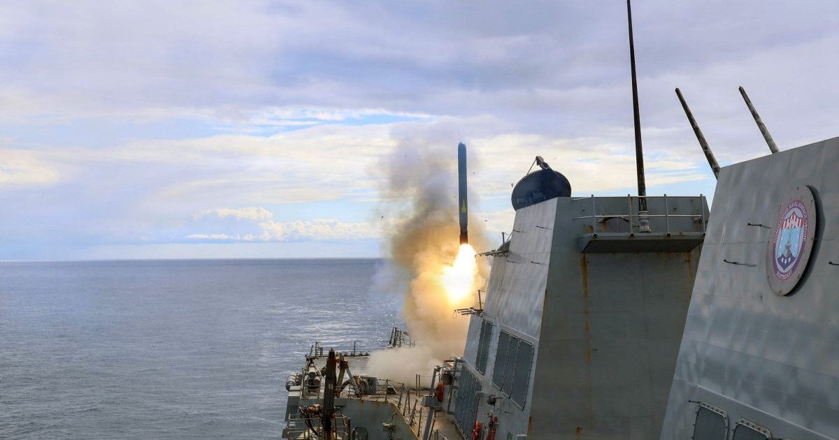 Distrugătorul american cu rachete ghidate din clasa Arleigh Burke, USS Thomas Hudner (DDG 116), trage o rachetă de atac terestru Tomahawk în sprijinul Operațiunii Epic Fury, pe 1 martie 2026