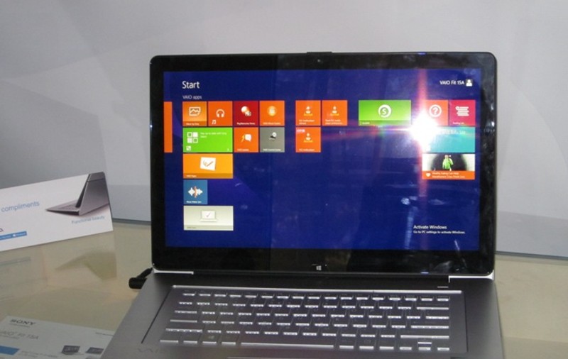 Laptopul 3 in 1, lansat în România. Vezi ce poate face şi cât costă!