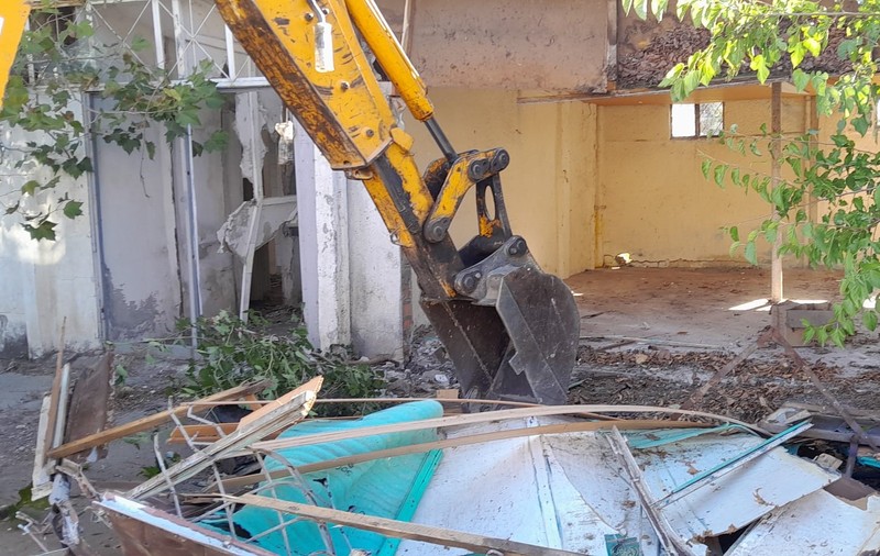 Construcții ridicate ilegal la Ploiești, demolate de buldozerele primăriei: „Aducem din nou la lumină arena Teleajen”