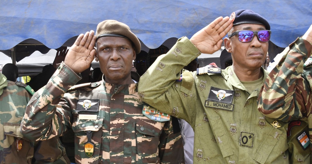 Colonelul Ibro Amadou (stânga) și colonelul Sidi Mohamed (dreapta), membri influenți ai juntei din Niger Foto; Profimedia