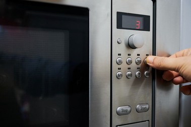 Prepararea mesei în avans și reîncălzirea alimentelor, precum orezul, ouăle sau spanacul, pot prezenta riscuri pentru sănătate