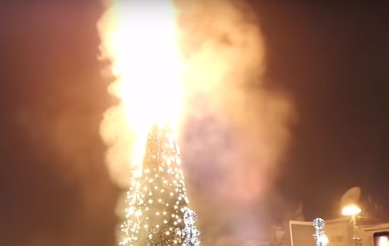 VIDEO| Un brad de Crăciun a luat foc într-o piață din Rusia. Reacția mulțimii