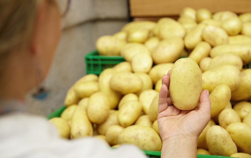 De ce râd americanii de oamenii care cumpără cartofi de la supermarket: „Pierdere de timp”