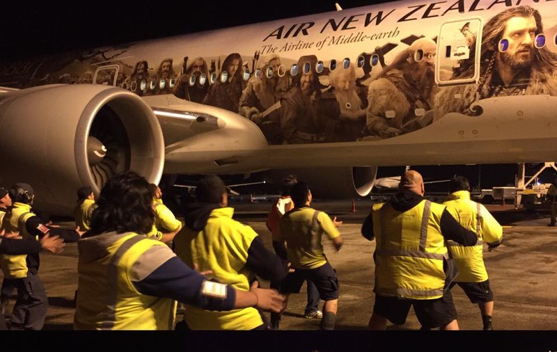 Senzațional! La plecarea neozeelandezilor la Cupa Mondială din Anglia, ^angajații aeroportului au executat o haka pentru rugbiștii aflați în avion. ”Stejarii” ajung miercuri la Londra / VIDEO