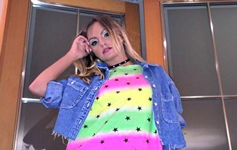 EXCLUSIV/ Alexandra Stan e prea sexy pentru arabi. O vor, dar cu restricții