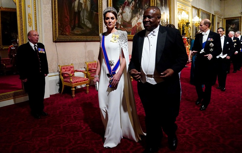 Cât costă rochia albă purtată de Kate Middleton la primul ei banchet în calitate de prințesă. A apărut lângă președintele Africii de Sud
