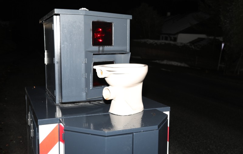 A blocat radarul cu un WC, în Germania! Poliția cere sprijin pentru a-l prinde pe vinovat